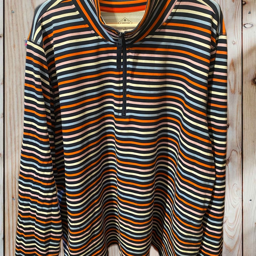 Women’s 3x long-sleeved quarter-zip top. Runs large.